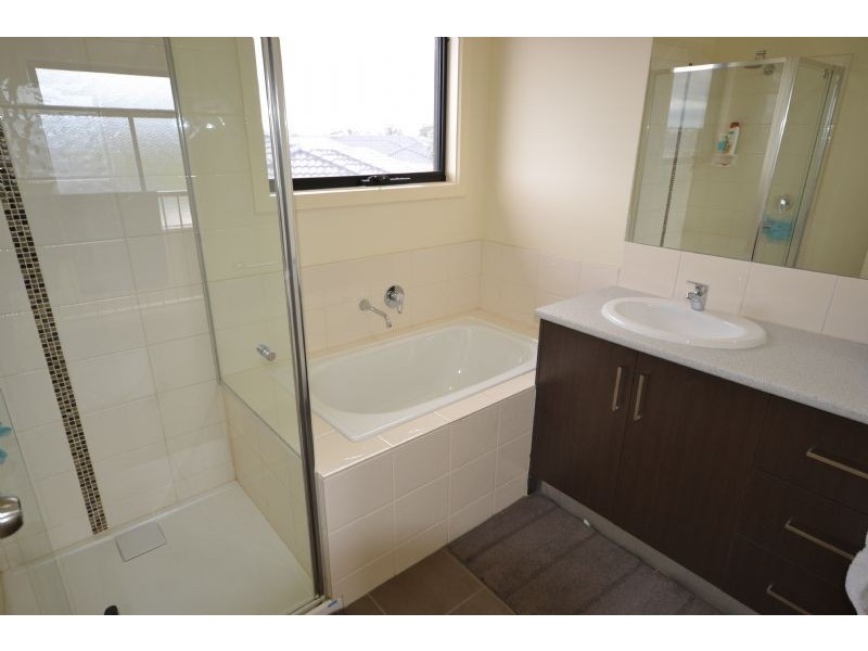 1/2 Parkwood Court,, Deer Park VIC 3023