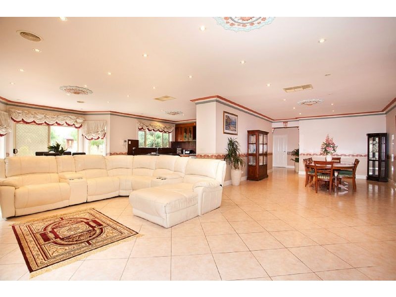 13 Carnarvon Close, Taylors Lakes VIC 3038