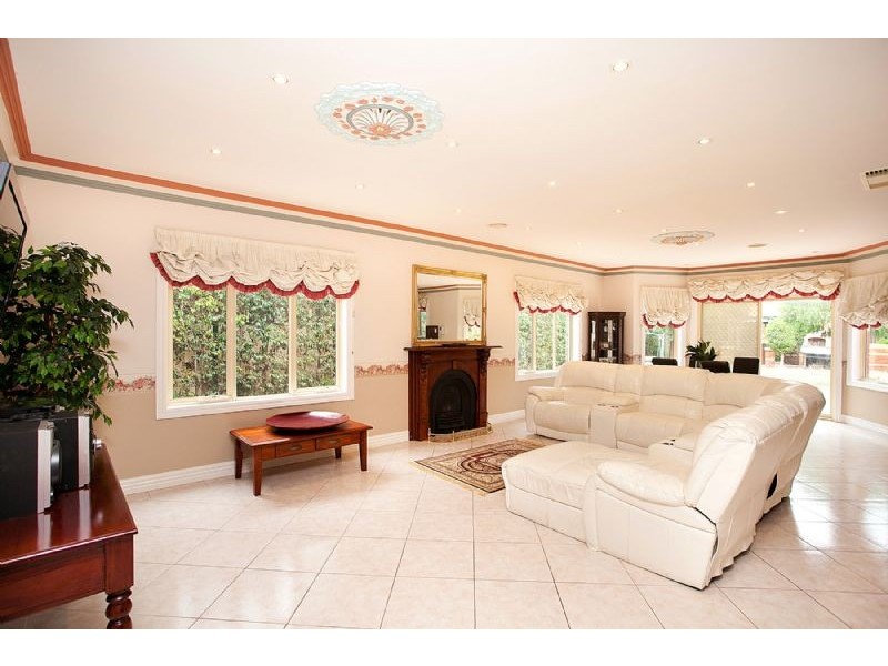 13 Carnarvon Close, Taylors Lakes VIC 3038