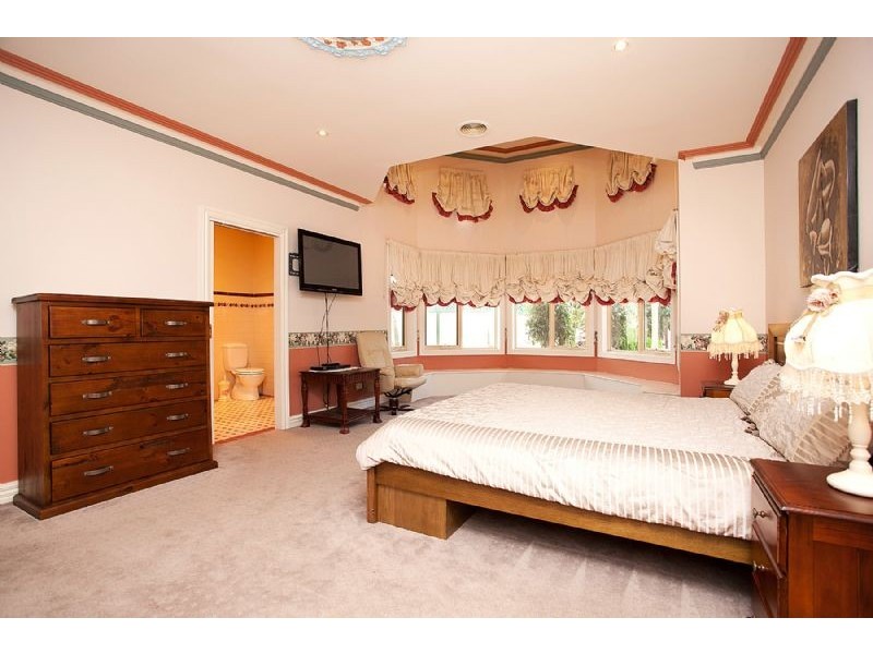 13 Carnarvon Close, Taylors Lakes VIC 3038