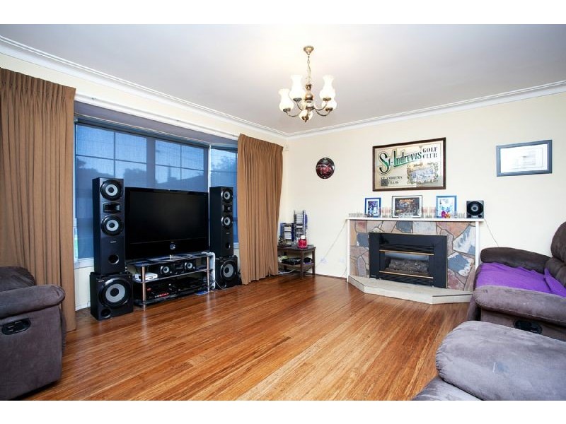 19 Ravenslea Crescent, Deer Park VIC 3023