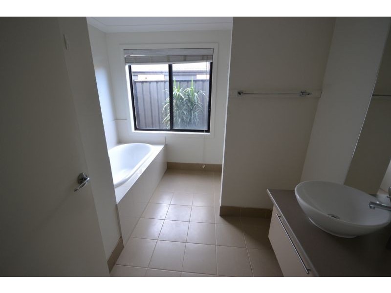 6 Tiverton Parkway, Derrimut VIC 3030