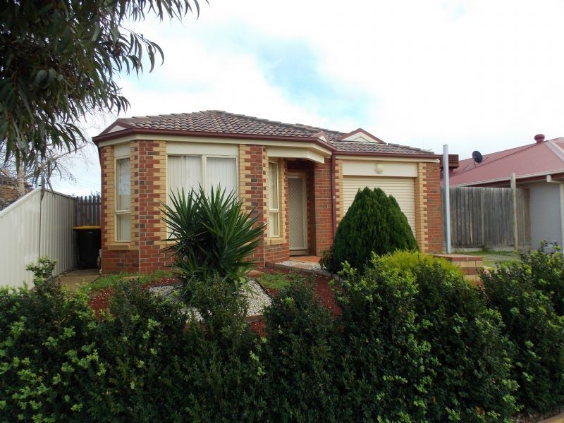 16 Alpine Gardens, Caroline Springs VIC 3023