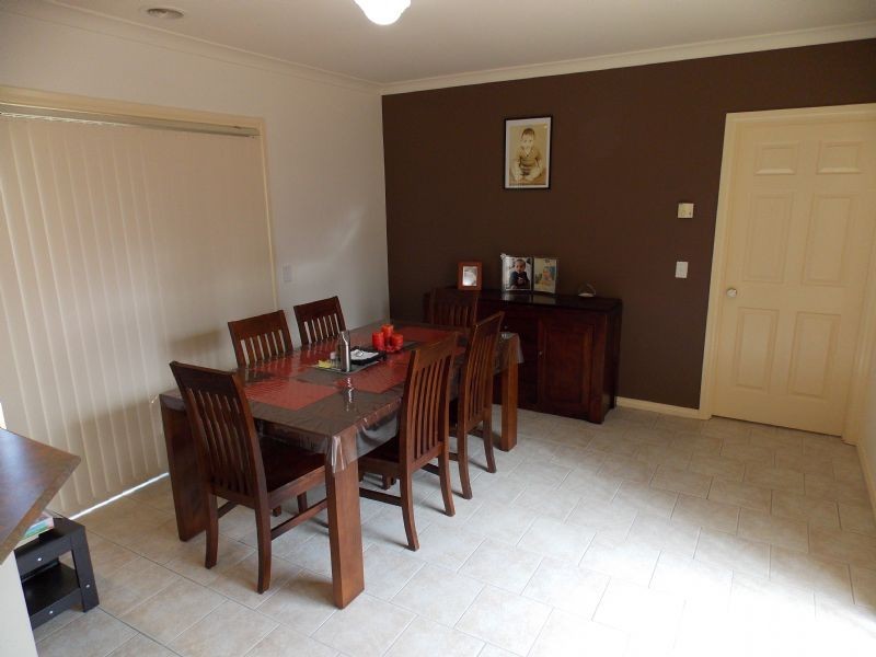 16 Alpine Gardens, Caroline Springs VIC 3023