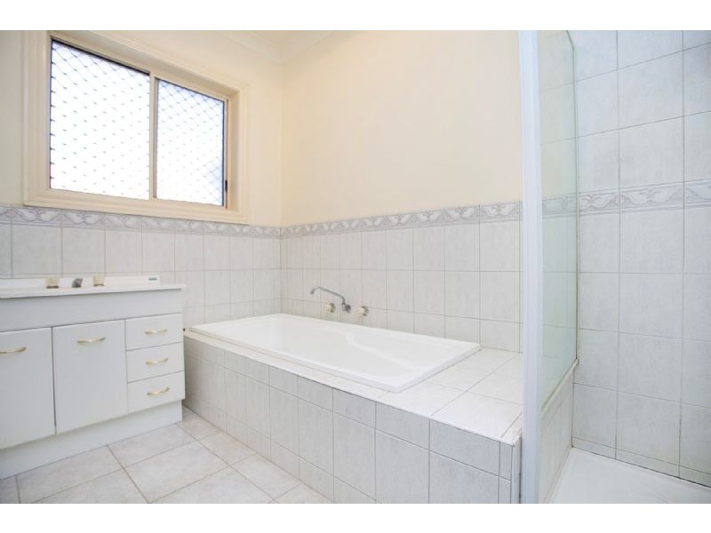 2/52 Doherty Street, Deer Park VIC 3023