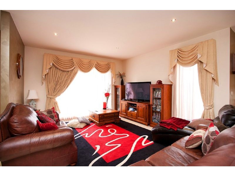 6 Cranwell Square, Caroline Springs VIC 3023