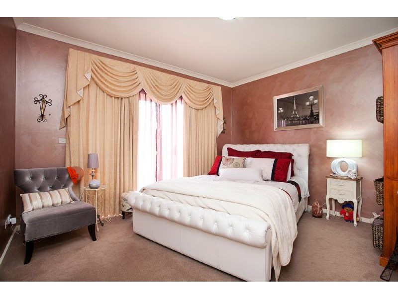 6 Cranwell Square, Caroline Springs VIC 3023