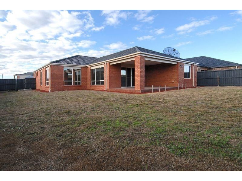 13 Roanoke Grove, Deer Park VIC 3023