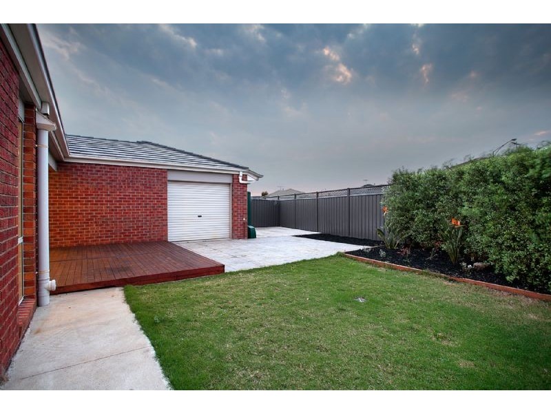 43 Duncombe Parkway, Deer Park VIC 3023