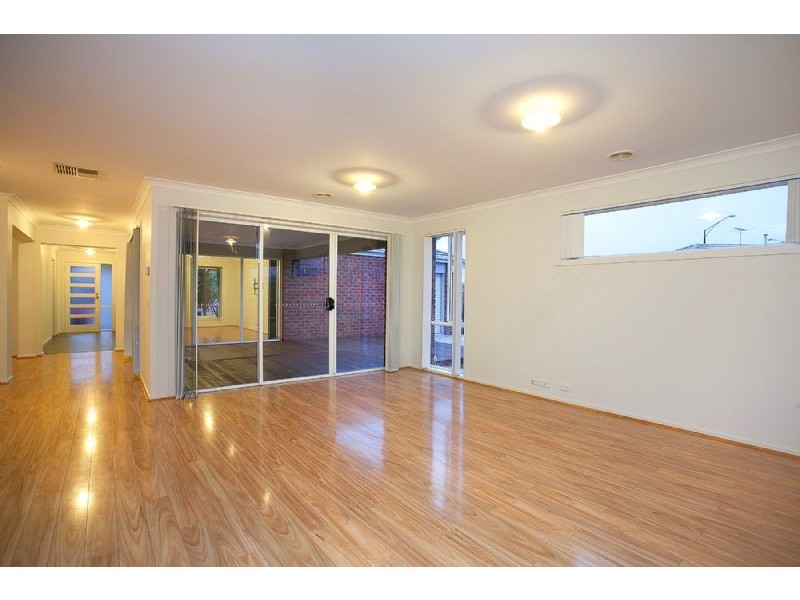 43 Duncombe Parkway, Deer Park VIC 3023