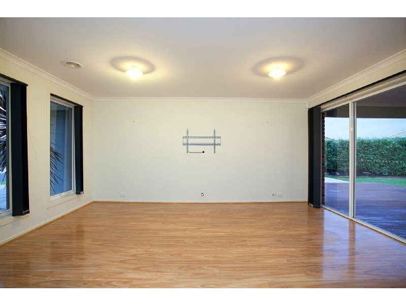 43 Duncombe Parkway, Deer Park VIC 3023