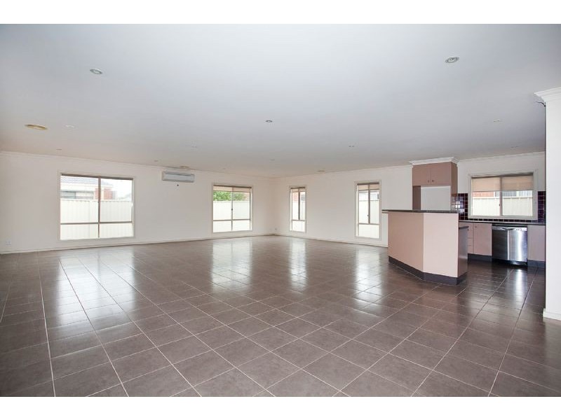 2 Bramall Place, Caroline Springs VIC 3023