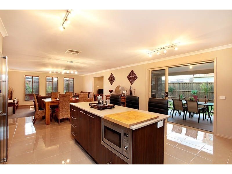 16 Heathcliffe Ave, Deer Park VIC 3023