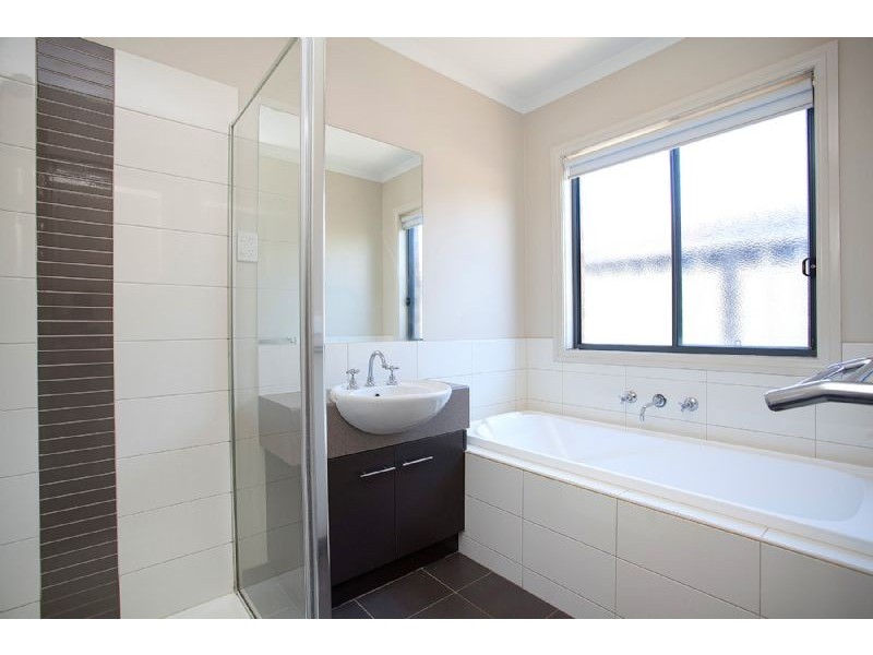 24 Dartmouth Chase, Derrimut VIC 3030