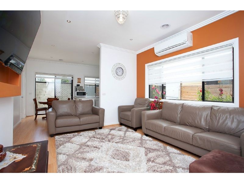 2/1 Laming Road, Deer Park VIC 3023