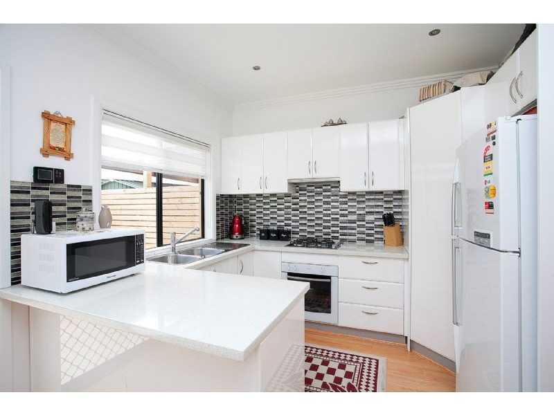 2/1 Laming Road, Deer Park VIC 3023