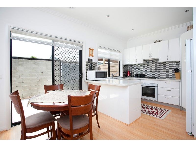 2/1 Laming Road, Deer Park VIC 3023