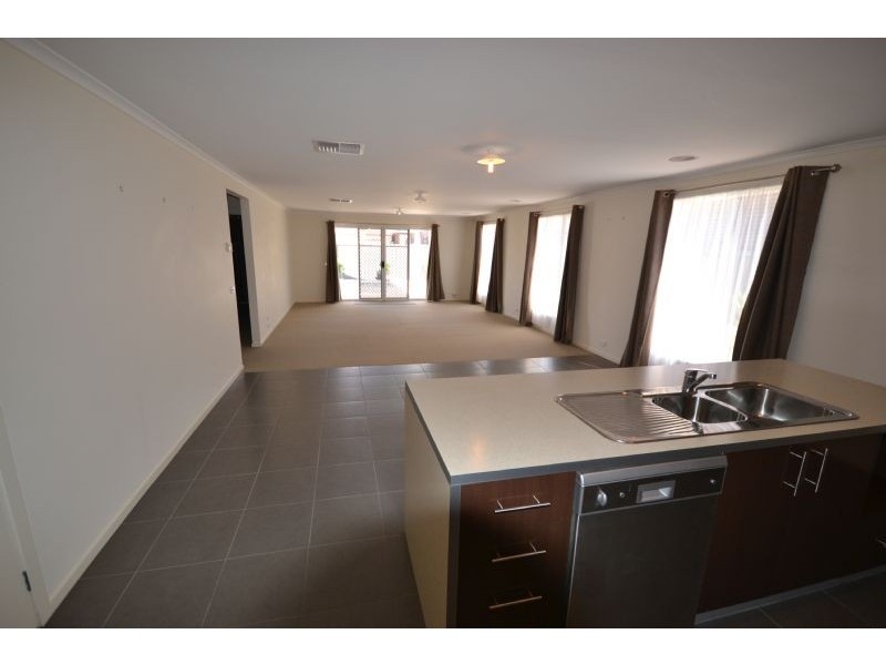 28 Pendragon Cres, Derrimut VIC 3030