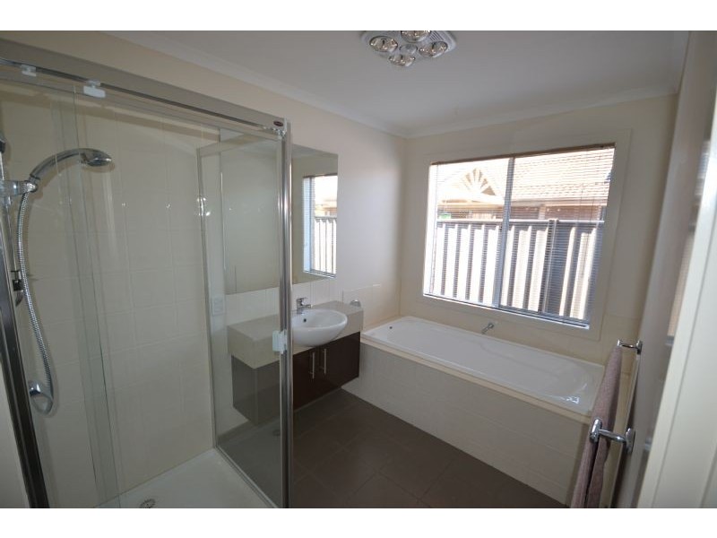 28 Pendragon Cres, Derrimut VIC 3030