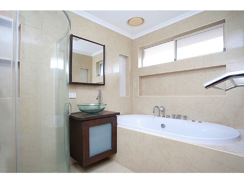 11 Mica Court, Kings Park VIC 3021