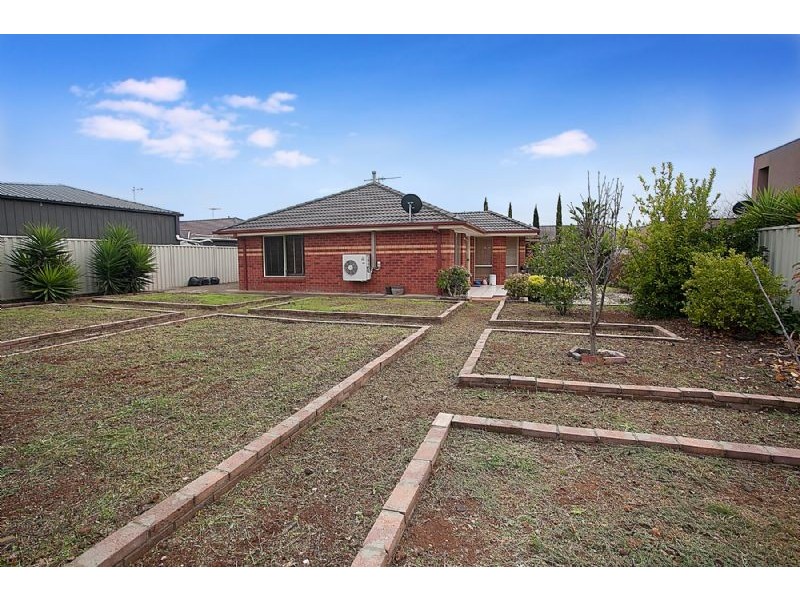 10 Morwell Gardens, Caroline Springs VIC 3023