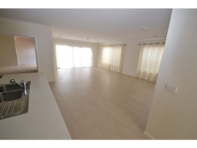 4  Hemsley Drive, Deer Park VIC 3023