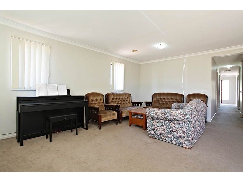 8 Burberry Lane, Deer Park VIC 3023