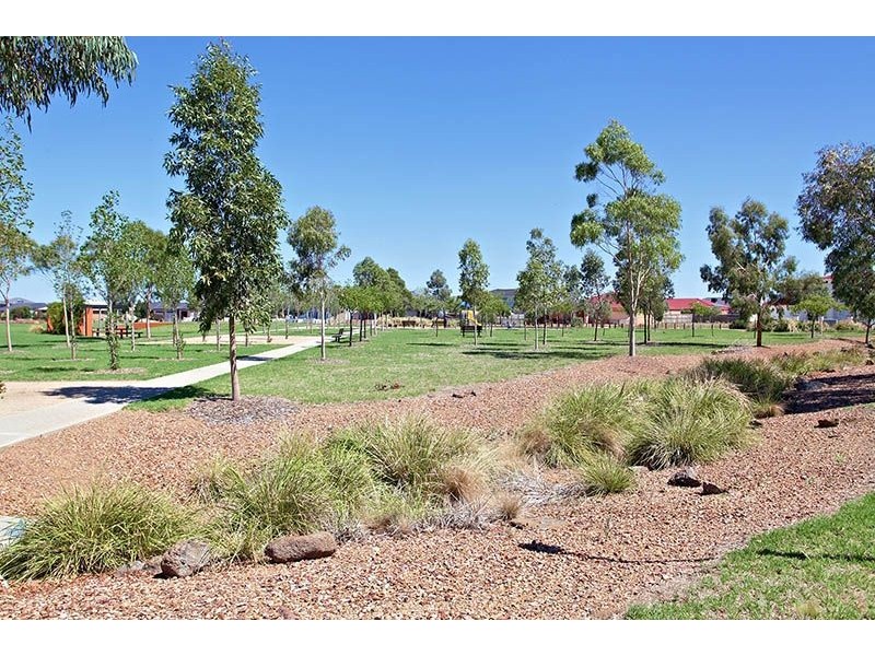 8 Burberry Lane, Deer Park VIC 3023