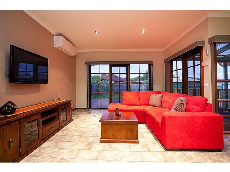 18 Dumfries Street, Deer Park VIC 3023