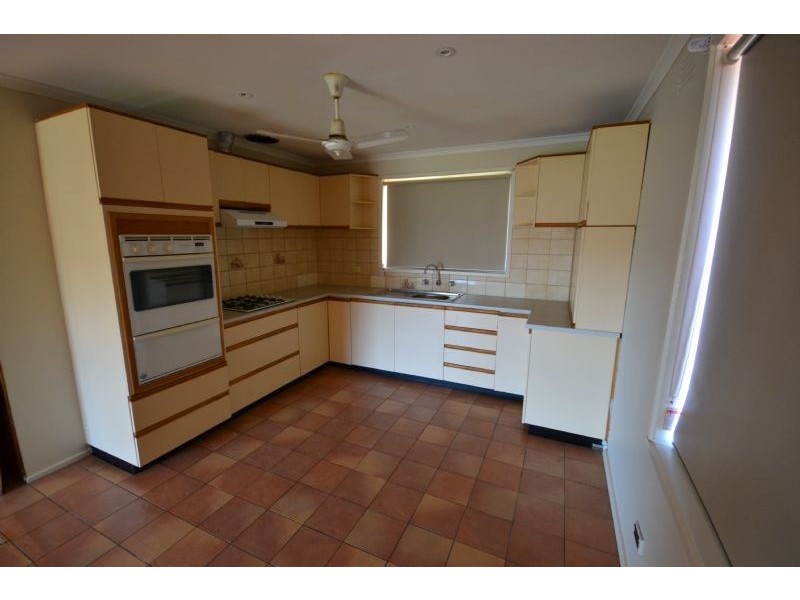 12 Mavis Walk, Kings Park VIC 3021