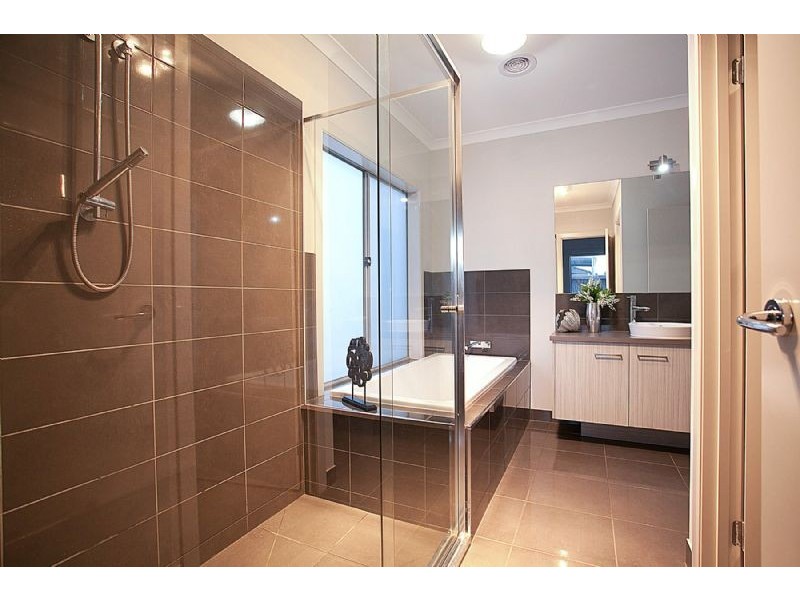 5 St Andrews Drive, Deer Park VIC 3023