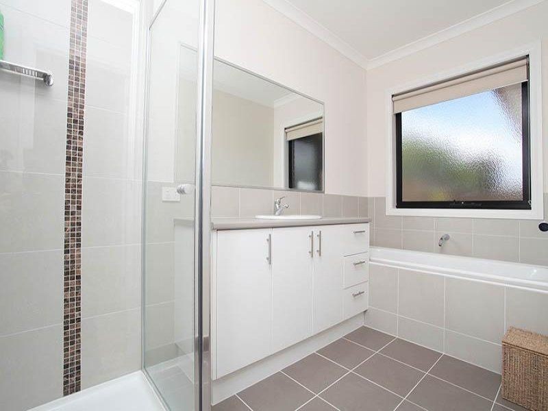 2/48 Collenso Street, Sunshine VIC 3020