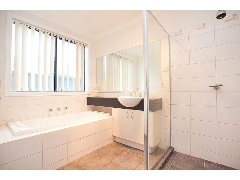 8 Gosford Gardens, Derrimut VIC 3030