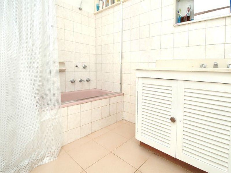 27 Hendricks Crescent, Jacana VIC 3047