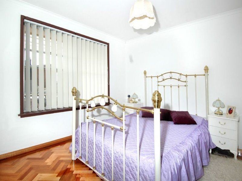 27 Hendricks Crescent, Jacana VIC 3047