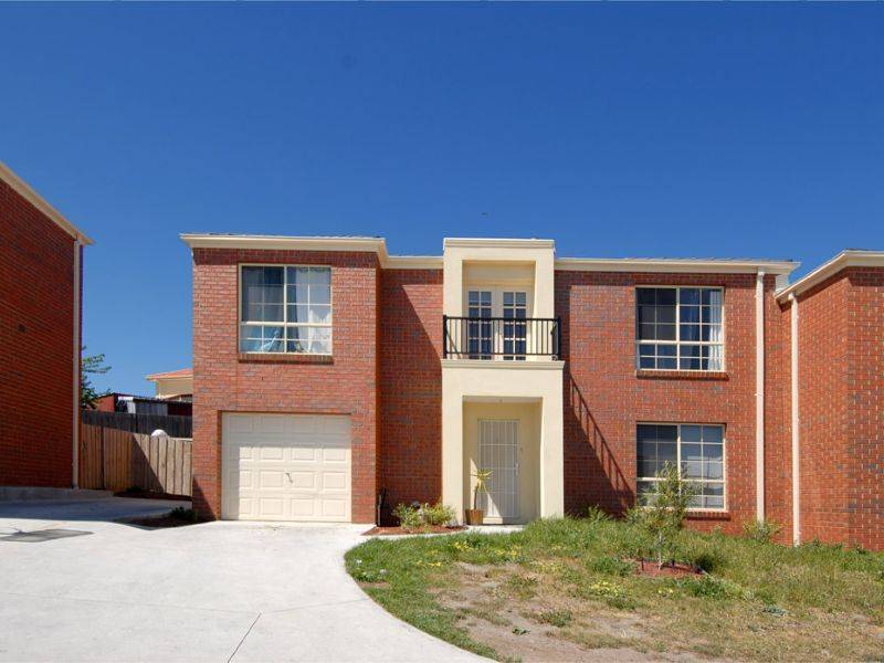4/30-32 Papworth Place, Meadow Heights VIC 3048