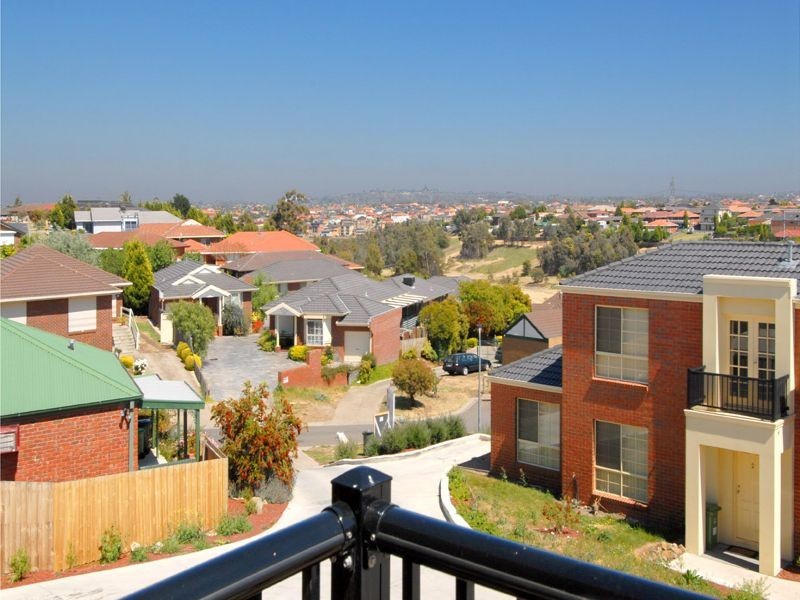 4/30-32 Papworth Place, Meadow Heights VIC 3048