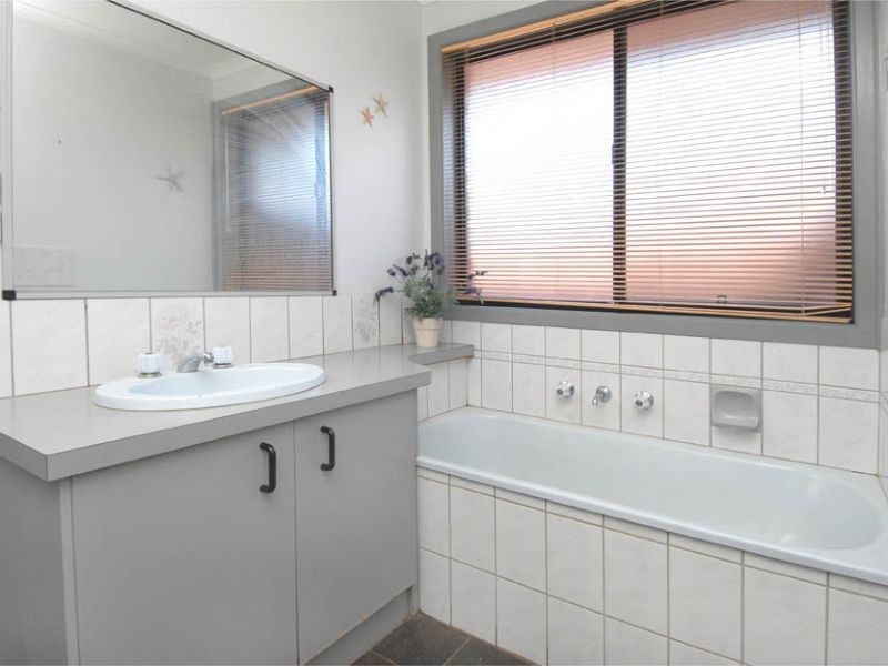 6 Manna Court, Meadow Heights VIC 3048