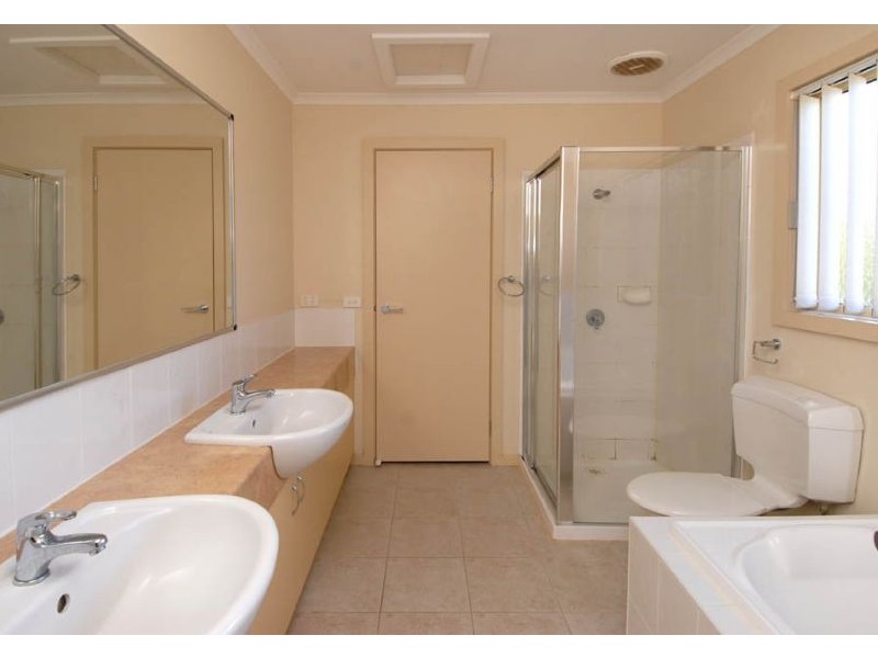 8/32 Papworth Place, Meadow Heights VIC 3048