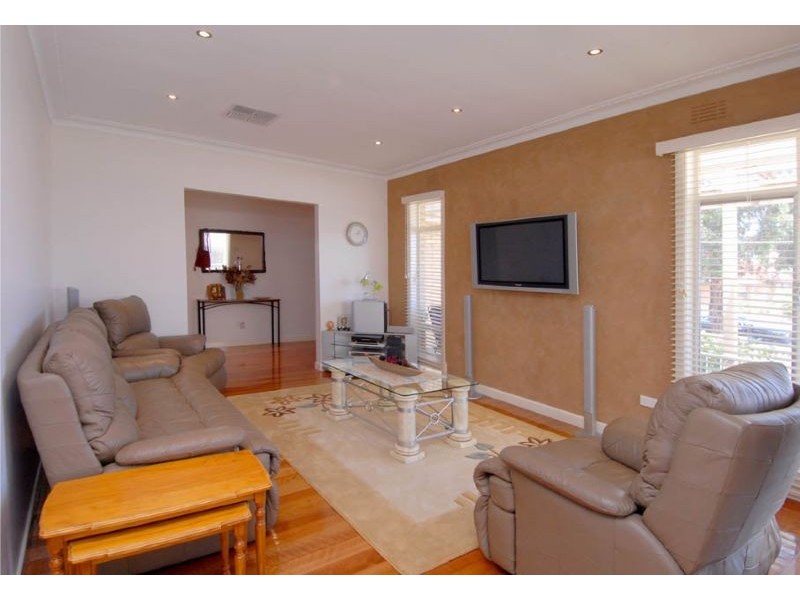 94 Snell Grove, Oak Park VIC 3046
