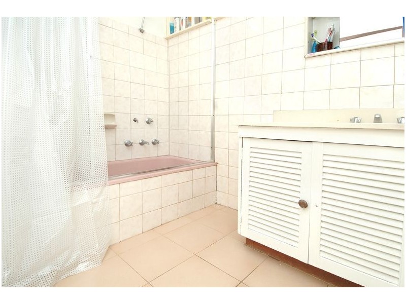 27 Hendricks Crescent, Jacana VIC 3047