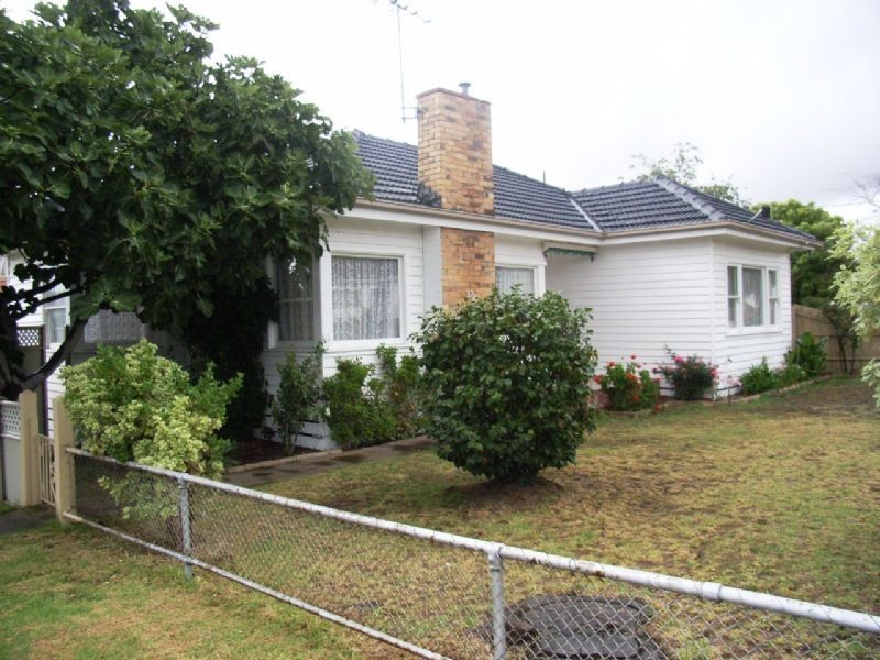 37 WINIFRED ST, Oak Park VIC 3046