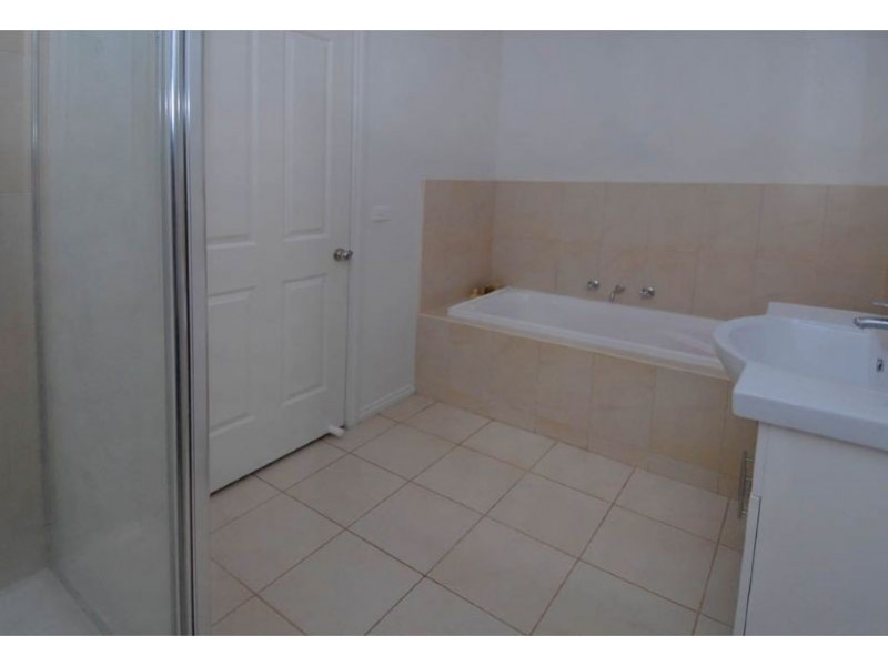 25/4-16 Melaleuca Drive, Meadow Heights VIC 3048