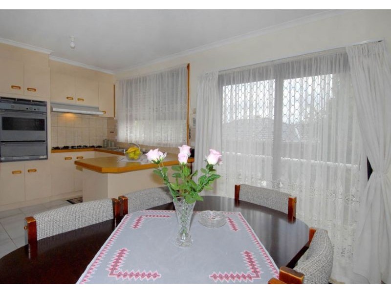 2/5 Nicholson Crescent, Meadow Heights VIC 3048