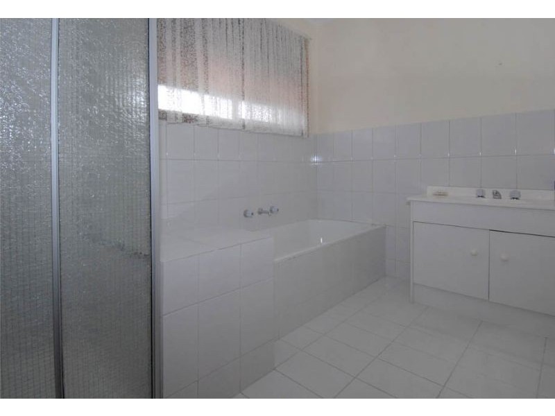 2/5 Nicholson Crescent, Meadow Heights VIC 3048