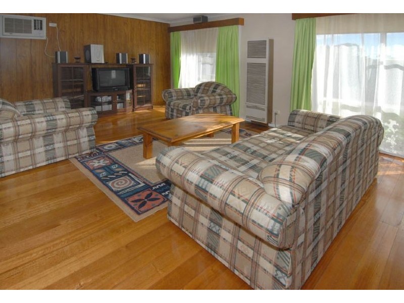 8 Karnak Crescent, Coolaroo VIC 3048