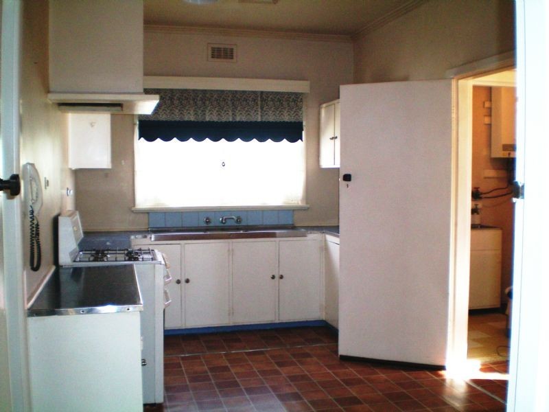 8 LEX GROVE, Oak Park VIC 3046