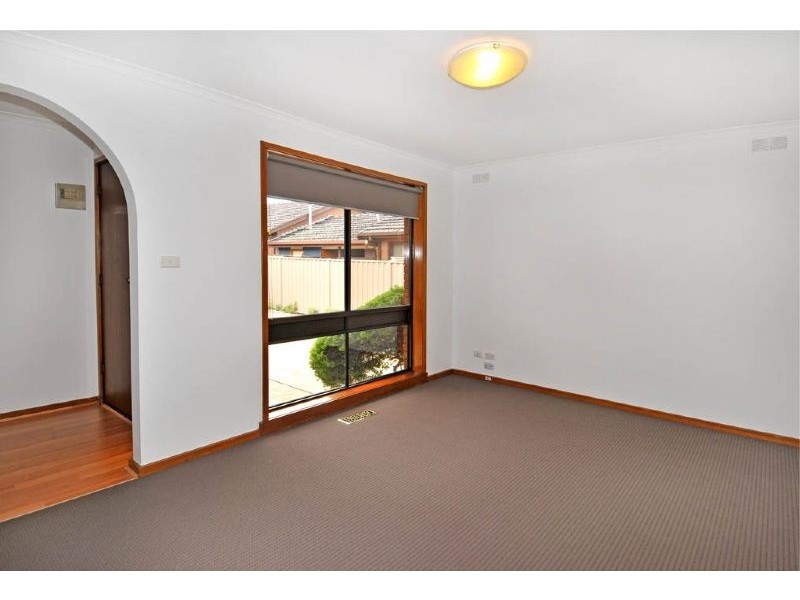 2/24 Gladstone Parade, Glenroy VIC 3046