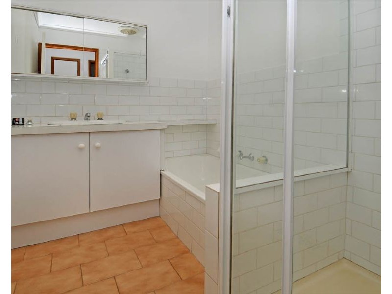 2/24 Gladstone Parade, Glenroy VIC 3046