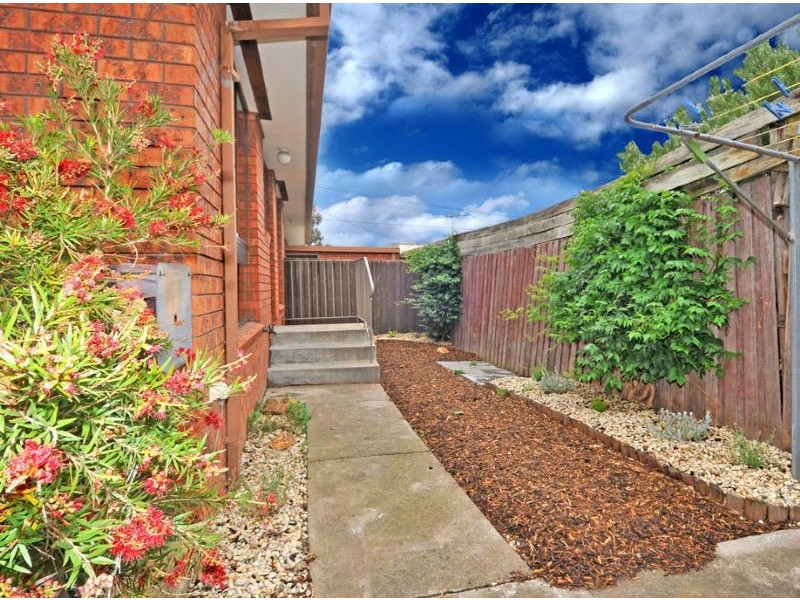 2/24 Gladstone Parade, Glenroy VIC 3046
